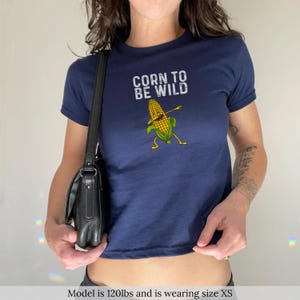 Lustiges Mais Geschenk Babytee für Männer und Frauen Maiskolben Kostüm Farmer T-Shirt Humorvolles Freizeithemd