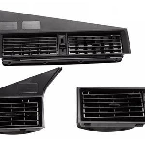 以下が含まれることがあります： 黒いプラスチック製の車のエアコンの通気口カバー3つ。上の通気口カバーは長方形の開口部が2つあります。真ん中の通気口カバーは長方形の開口部が1つあり、小さなコントロールノブが付いています。下の通気口カバーは長方形の開口部が1つあり、小さなコントロールノブが2つ付いています。