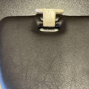 以下が含まれることがあります： ベージュのプラスチッククリップが付いた黒い革の車のサンバイザー