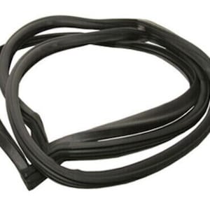 Könnte beinhalten: Ein schwarzes Gummi-Autotürdichtung, aufgerollt. Die Dichtung besteht aus einem flexiblen, langlebigen Material, das eine dichte, wetterfeste Barriere bildet. Es ist ein Ersatzteil für ein Fahrzeug.