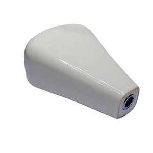 Könnte beinhalten: Ein weißer Keramik-Wasserhahn-Griff mit runder, glatter Form und einem kleinen Loch an der Seite.