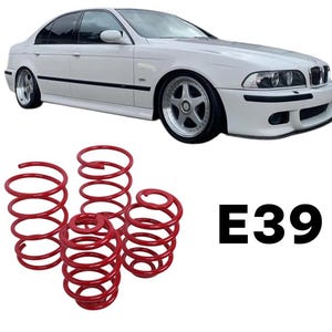 Puede incluir: Un sedán blanco con llantas plateadas y muelles helicoidales rojos. Los muelles están agrupados. El texto "E39" está en negro. Piezas de automóviles.