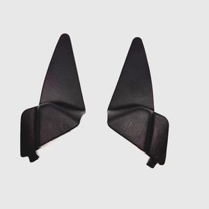 以下が含まれることがあります： 黒いプラスチック製の車のドアトリム2個。部品は三角形で、湾曲したエッジがあります。
