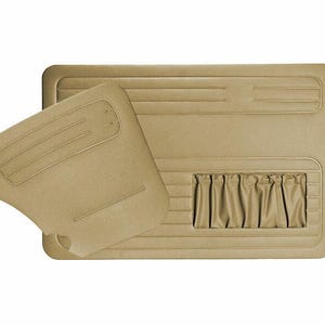 Puede incluir: Panel de puerta de coche beige con un bolsillo y un panel de reposabrazos separado. El bolsillo tiene un forro de tela plisado.