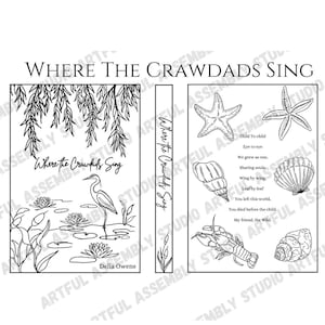 Könnte beinhalten: Eine Schwarzweißillustration eines Buchcovers für "Where the Crawdads Sing" von Delia Owens. Das Cover zeigt einen Reiher, der in einem Sumpf mit Seerosen steht. Das Rückcover zeigt ein Zitat aus dem Buch und Illustrationen einer Muschel, eines Seesterns und eines Krebses.