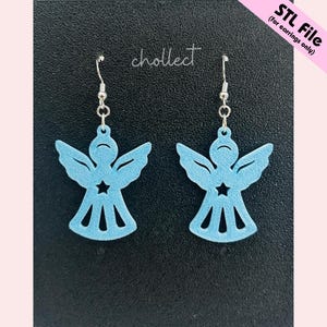 以下が含まれることがあります： 星の切り抜きとシルバーのフックが付いた、水色の天使の形をしたイヤリングのペア。イヤリングは、テキスト「chollect」と「STL File（イヤリングのみ）」とともに、黒い背景に表示されています。