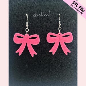 Könnte beinhalten: Ein Paar rosa Schleifenohrringe mit silbernen Haken. Der Schriftzug "chollect" ist kursiv geschrieben. Der Text oben rechts lautet "STL File (for earrings only)".