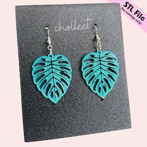 Puede incluir: Un par de pendientes de hoja de color turquesa brillante con ganchos plateados. Los pendientes se muestran sobre una superficie negra con la palabra "chollect" y el texto "STL File (for earrings only)" en la imagen.