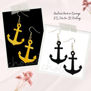Könnte beinhalten: Ohrringe mit einem nautischen Anker-Design. Ein Paar ist goldfarben, das andere schwarz. Beide haben silberfarbene Ohrhaken. Der Text "Nautical Anchor Earrings STL File for 3D Printing" ist ebenfalls enthalten.