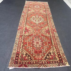 Tappeto persiano da corridoio 3,2x9,5, tappeto turco rosso, tappeto oushak vintage, tappeto per scale in lana, tappeto antico 3x10, tappeto da cucina, tappeto da corridoio