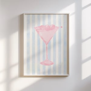 Sztuka ścienna Martini (różowa na niebieskim) - pastelowa sztuka ścienna koktajlowa, wydruki na wózki barowe Pink Martini, wydruki na bary przybrzeżne, sztuka na wózki barowe, pobieranie cyfrowe