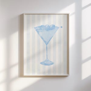 Sztuka ścienna Martini (niebieski na niebieskim) - pastelowa sztuka ścienna koktajlowa, wydruki na wózki barowe Blue Martini, wydruki na bary przybrzeżne, sztuka na wózki barowe, pobieranie cyfrowe
