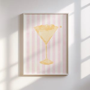 Sztuka ścienna Martini (żółty na różowym) - pastelowa sztuka ścienna koktajlowa, wydruki na wózki barowe Yellow Martini, wydruki na bary przybrzeżne, sztuka barowa, pobieranie cyfrowe