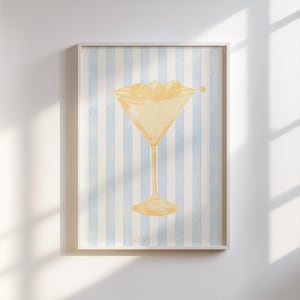 Sztuka ścienna Martini (żółty na niebieskim) - pastelowa sztuka ścienna koktajlowa, wydruki na wózki barowe Yellow Martini, wydruki na bary przybrzeżne, sztuka barowa, pobieranie cyfrowe