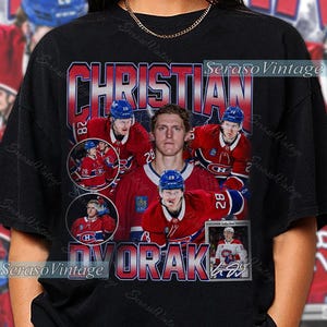 Könnte beinhalten: Schwarzes T-Shirt mit einer Grafik des Eishockeyspielers Christian Dvorak. Das Design umfasst mehrere Bilder des Spielers in einem rot-blauen Trikot, mit dem Namen "CHRISTIAN DVORAK" in fetter Schrift. Das T-Shirt hat eine Vintage-Ästhetik.