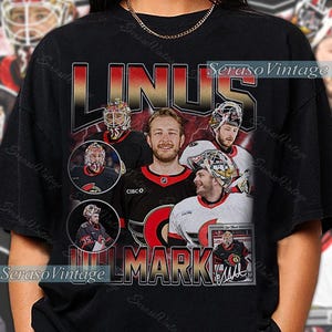 Puede incluir: Camiseta negra con un diseño vintage que muestra el nombre "LINUS" en rojo. La camiseta incluye imágenes de un jugador de hockey, con el nombre "ULLMARK" debajo. El diseño tiene una estética retro.
