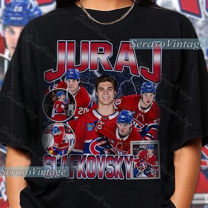 Könnte beinhalten: Schwarzes T-Shirt mit einer Grafik von Juraj Slafkovsky, einem Eishockeyspieler, und seinem Namen in Rot. Das Design enthält Bilder des Spielers in seinem Hockey-Trikot mit der Nummer 20.