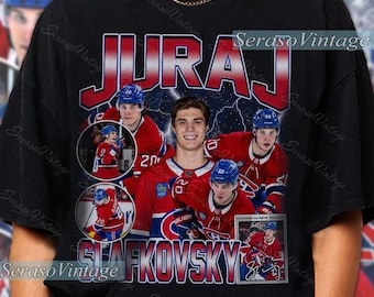 Puede incluir: Camiseta negra con un diseño gráfico de Juraj Slafkovsky, jugador de hockey, y su nombre en rojo. El diseño incluye imágenes del jugador con su uniforme de hockey, con el número 20.