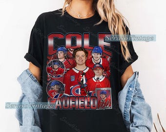 Puede incluir: Camiseta negra con un collage del jugador de hockey Cole Caufield con la camiseta roja y azul de los Canadiens de Montreal. La palabra "COLE" está impresa en rojo y "CAUFIELD" en dorado.