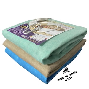 Peut inclure: Une pile de trois couvertures chauffantes électriques en bleu, beige et vert clair. La couverture supérieure a un bloc de commande et un cordon blancs. L'emballage porte le texte "Soft Fleece Electric Blanket".