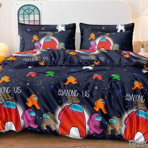 Puede incluir: Juego de cama azul oscuro con personajes de dibujos animados del juego "Among Us". El juego incluye una funda nórdica y dos fundas de almohada. El texto "Among Us" está impreso.