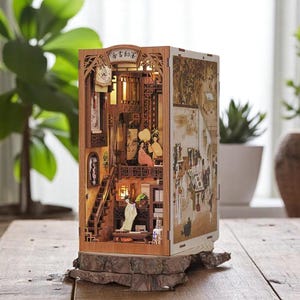 Ink Rhyme Bookstore Book Nook – zestaw do samodzielnego wykonania miniaturowego domku dla lalek z dotykowym światłem i osłoną przeciwpyłową, prezent urodzinowy w postaci układanki 3D dla czytelników