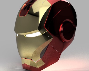 Pode incluir: Um capacete metálico vermelho e dourado com uma viseira e uma abertura circular no lado. O capacete é projetado para se parecer com o capacete de um super-herói.