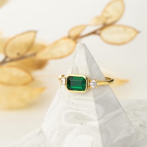Gold Emerald Ring, Minimalist 14k Gold Emerald Ring, Dainty Emerald Baguette Ring, Handmade Elegant Jewelry for Women, Gift for Her