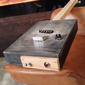 Cigar box guitar