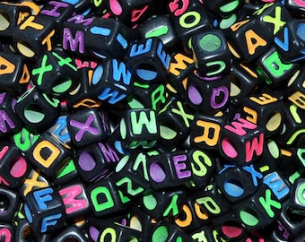 7 mm zwarte kubus acryl alfabetkralen, 50 - 100 kralen, kleurrijke enkele A-Z en gemengde letters