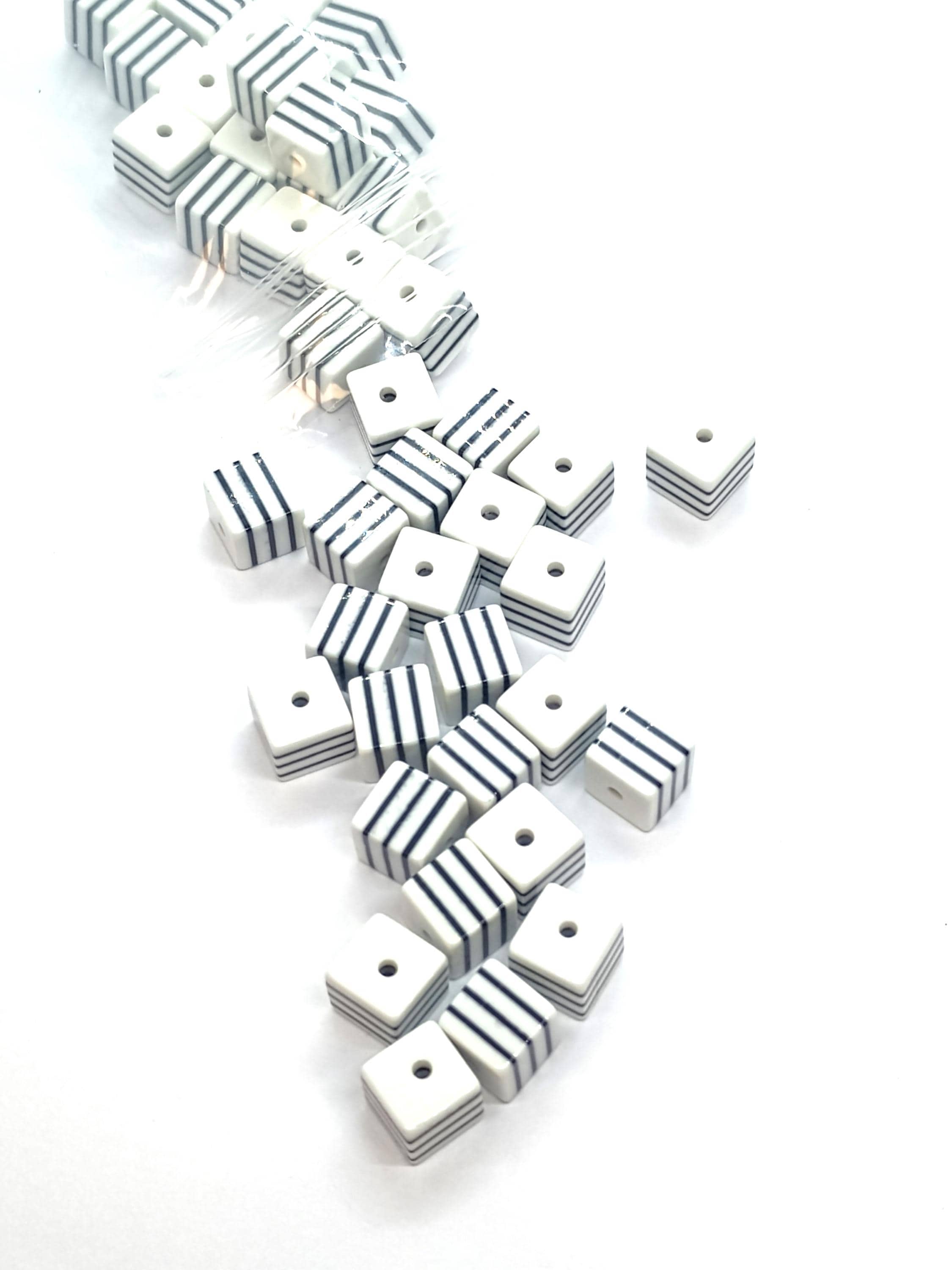 Lot De 30 Perles Cubes En Résine Rayées Multicolores - 8x8mm, Pour Création De Bijoux