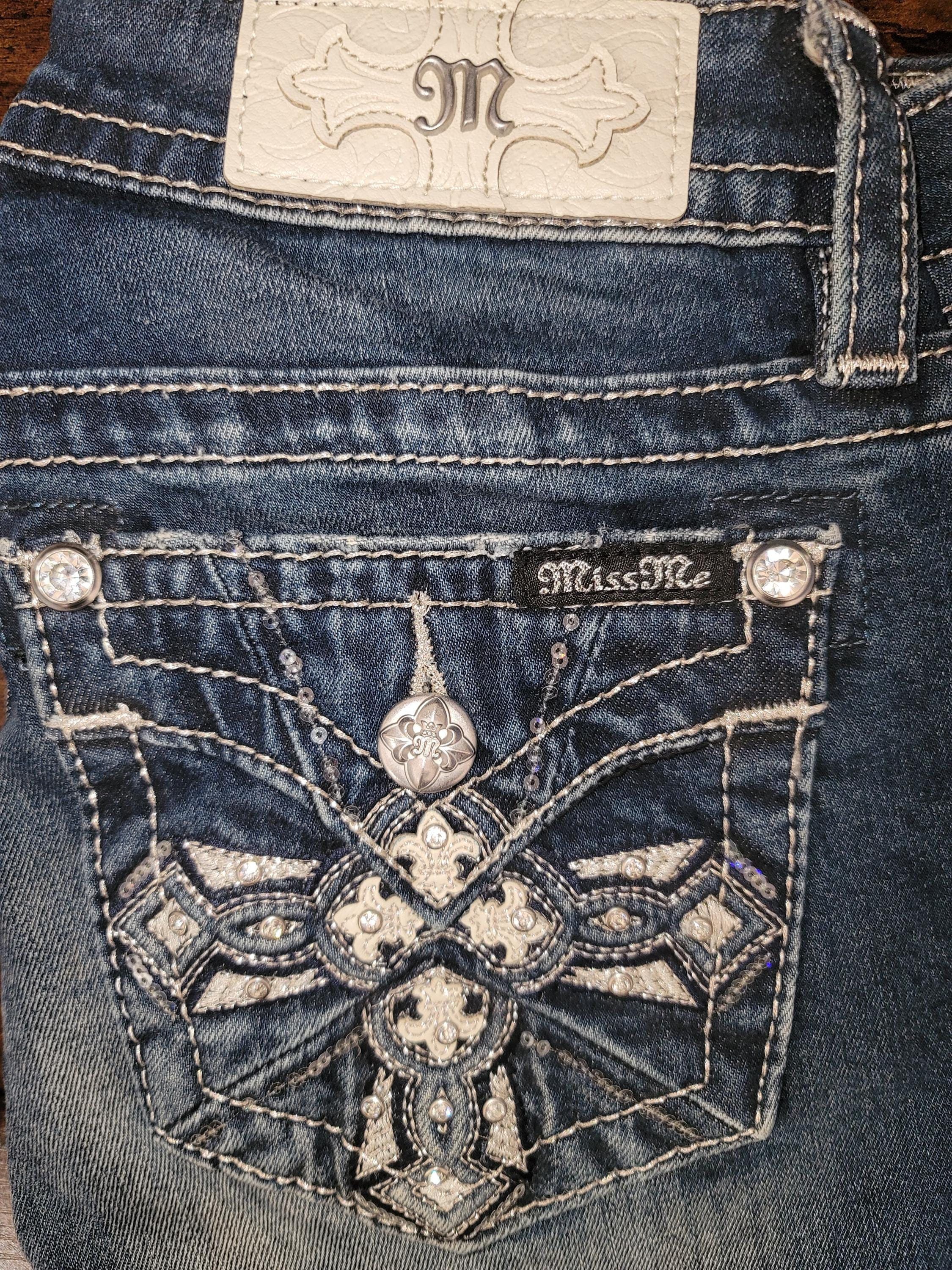 Jean Miss Me M3295B – Taille 25x34, Broderies Bottes Chloé, Poches Croisées – Neuf Avec étiquettes