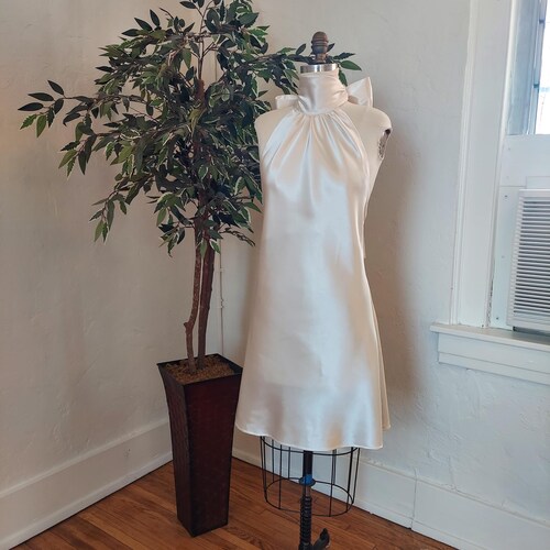 Robe dos nu en satin blanc doux avec dos nu et nœud décoratif | SUR COMMANDE
