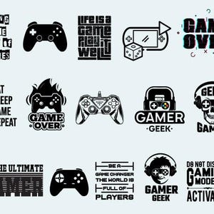 Pode incluir: Uma coleção de gráficos em preto e branco com tema de jogador. Os designs incluem controladores de jogos, texto como "Game Over", "Eat Sleep Game Repeat" e "Gamer Geek". Ideal para roupas ou acessórios.
