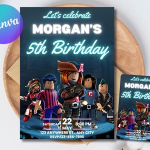 Może przedstawiać: Zaproszenie urodzinowe z postaciami z kreskówek. Tekst brzmi "Let's celebrate MORGAN'S 5th Birthday" ze szczegółami wydarzenia. Obecna jest również mniejsza pasująca karta. Ciemnoniebieskie tło, na drewnianej tacy.