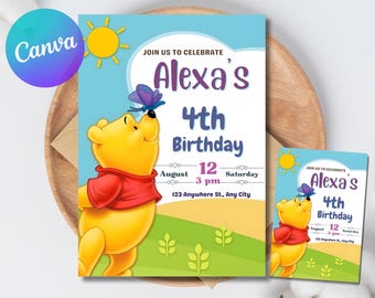 Puede incluir: Una invitación de cumpleaños con un oso de dibujos animados y una mariposa en la nariz. La invitación es para el 4º cumpleaños de Alexa, con la fecha y la hora indicadas. El diseño incluye un sol y hierba verde.