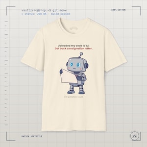 Może przedstawiać: Kremowy t-shirt z grafiką smutnego szarego robota trzymającego kartkę papieru. Tekst brzmi: Uploaded my code to AI. Got back a resignation letter. // it quit before i could. Koszulka wykonana jest w 100% z bawełny i posiada okrągły dekolt.
