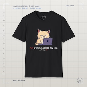 Könnte beinhalten: Ein schwarzes Kurzarm-T-Shirt mit einer Grafik einer beigen Katze, die einen violetten Laptop benutzt. Unter der Katze steht der Text: Purrgramming since day one. git meow. Das T-Shirt besteht aus 100 % Baumwolle und hat einen Rundhalsausschnitt.