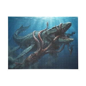 以下が含まれることがあります： 詳細な水中シーンを描いたジグソーパズル。巨大な緑色のモササウルスが巨大なイカと戦っており、その触手は爬虫類に巻き付いています。背景は光線のある深い青色の海です。