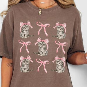 Coquette Cat T-Shirt Niedliches Bogen-T-Shirt Entzückender Kitty-Entwurf mit rosa Bögen Spaß-lässiges T-Stück für Katzenliebhaber rosa Bogen-Katzenmutter