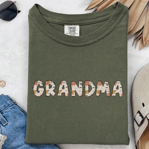 Camiseta Floral Grandma para Mulheres - Camiseta Rústica Laranja com Estampa Floral - Presente Aconchegante e Estiloso para Avós