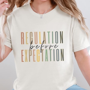 期待よりも規制を重視するTシャツ 優しい子育てを啓発するTシャツ 特別教育と介護者のためのマインドフルメッセージシャツ