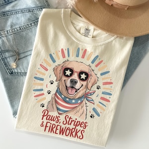 足跡のストライプと花火のシャツ　犬好きの方への愛国的な独立記念日Tシャツ　ゴールデンレトリバー　アメリカ独立記念日　ペットの飼い主へのギフト　レッド　ホワイト　ブルー