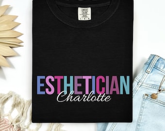 Benutzerdefinierte Kosmetik Komfort Farben Shirt Personalisierte Hautpflege Spezialistin Cosmetology Geschenk für lizenzierte Kosmetikerin oder Schönheitstherapeutin