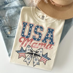 Retro USA Mama Shirt with Floral Bow Patriotic Coquette Aesthetic Tee 4th of July Outfit for Women Red White Blue American Mom Gift Idea