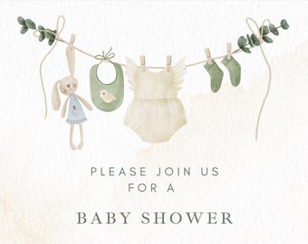 Puede incluir: Una invitación a un baby shower con una ilustración de acuarela de un tendedero con un atuendo de bebé, un babero, un juguete de conejo y calcetines. El texto dice "Por favor, únase a nosotros para un baby shower."