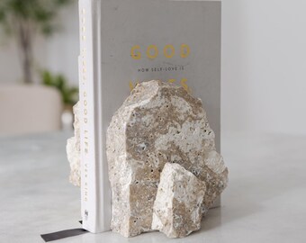 EDICIÓN LIMITADA: Sujetalibros Moonrock Travertine hechos de piedra natural en bruto.