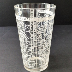 Vaso de cóctel de estilo vintage de mediados de siglo con receta de vidrio federal, artículos de bar para martini