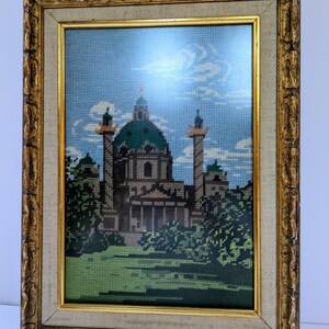Iglesia de San Carlos de Viena, enmarcada en punto de cruz detrás de un cristal, 11,5 x 15