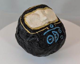 Muñeca Daruma tradicional japonesa: pieza única de un artista visual.